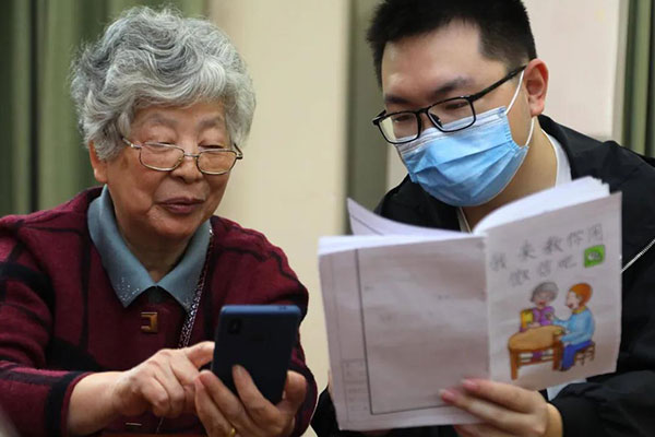 智能時(shí)代從未“拋棄”老年人，護理機器人加持讓失能老人過(guò)上品質(zhì)生活