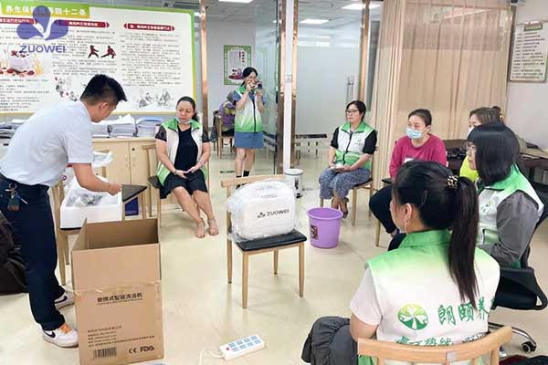 科技賦能智慧養老丨便攜式洗浴機走進(jìn)朗頤康養南粵家政江門(mén)示范基地，為老人提供助浴服務(wù)