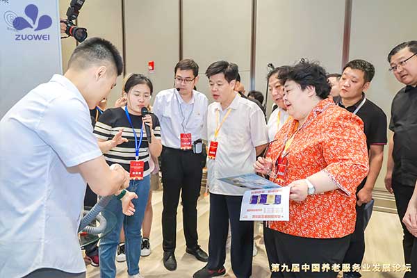 原江西省委書(shū)記、原衛生部部長(cháng)、中國紅十字會(huì )總會(huì )事業(yè)發(fā)展中心主任高度認可作為科技智能護理機器人